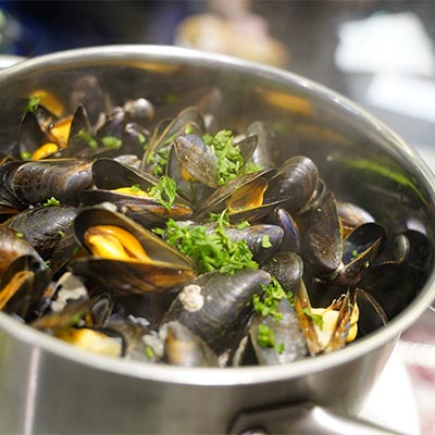 Mussels cooked « Marinières » with white wine, shallots, onions, parsley